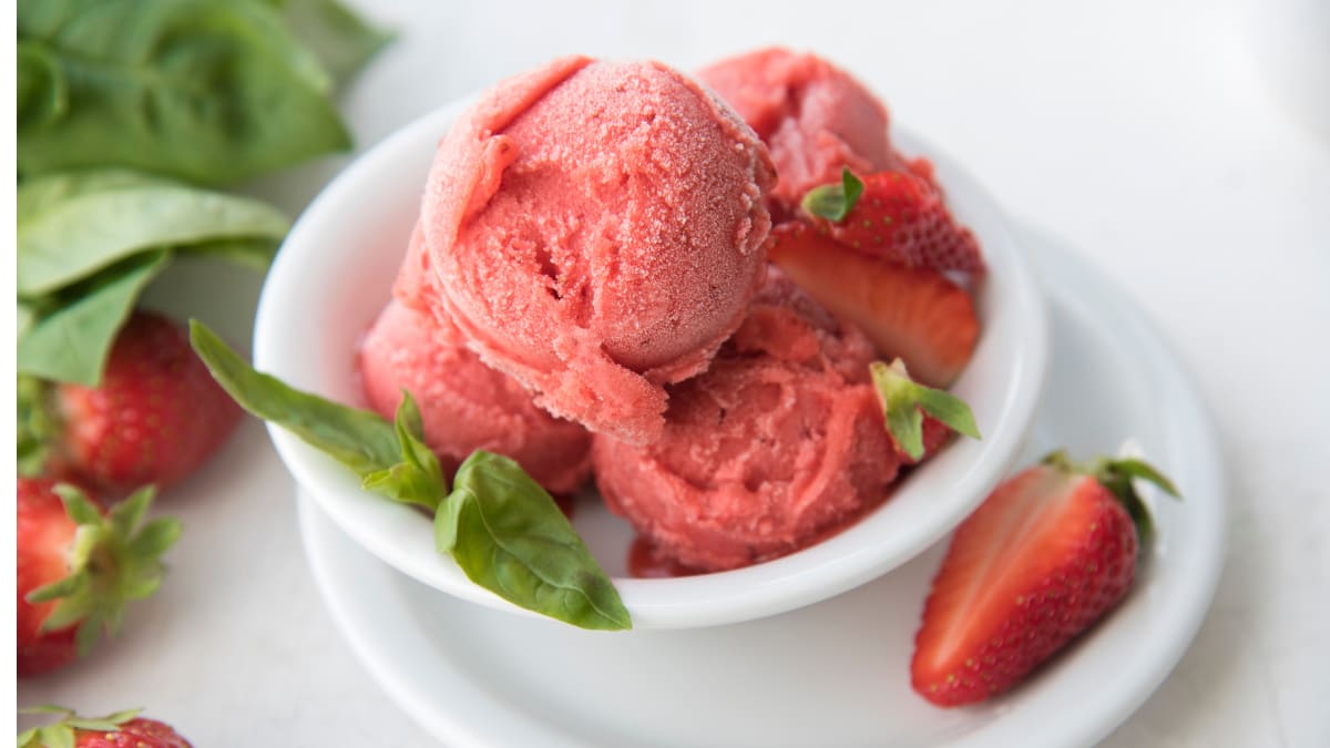 Zemeņu un banānu saldējums 