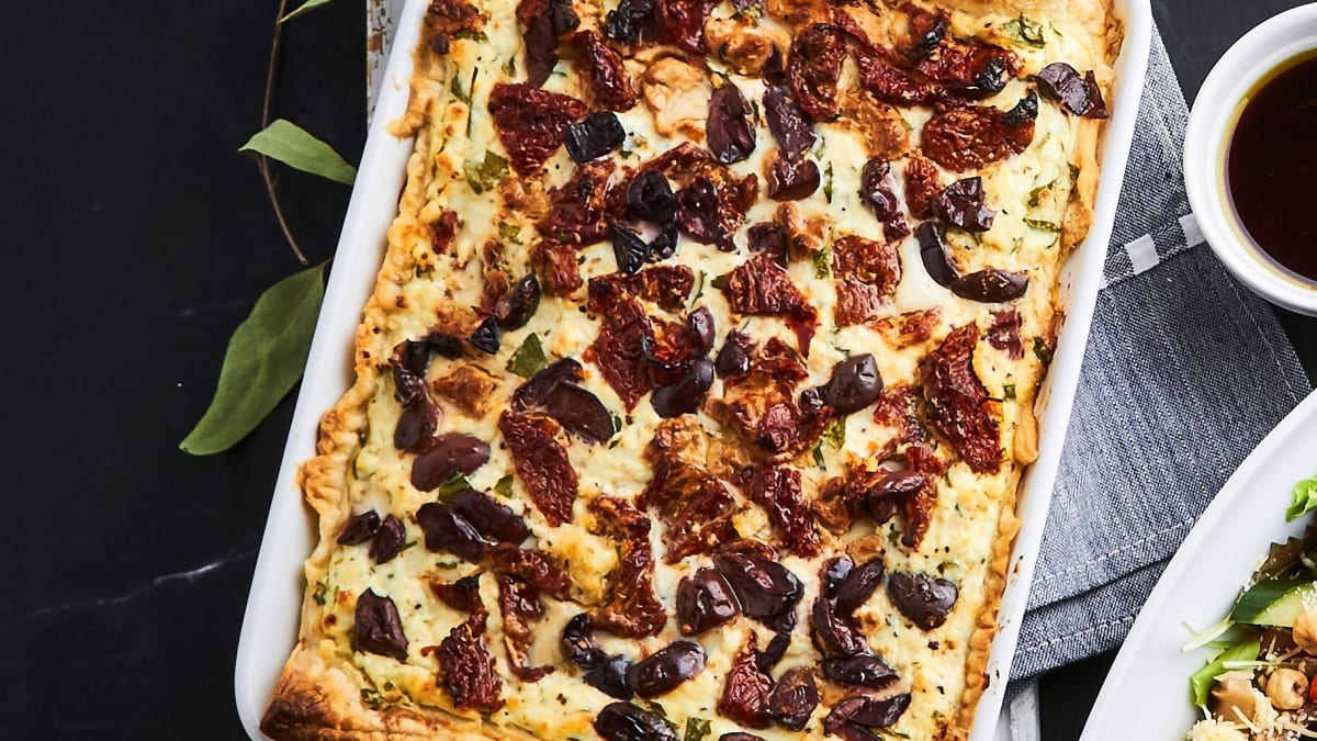 Plātsmaize ar melnajām olīvām un saulē kaltētiem tomātiem