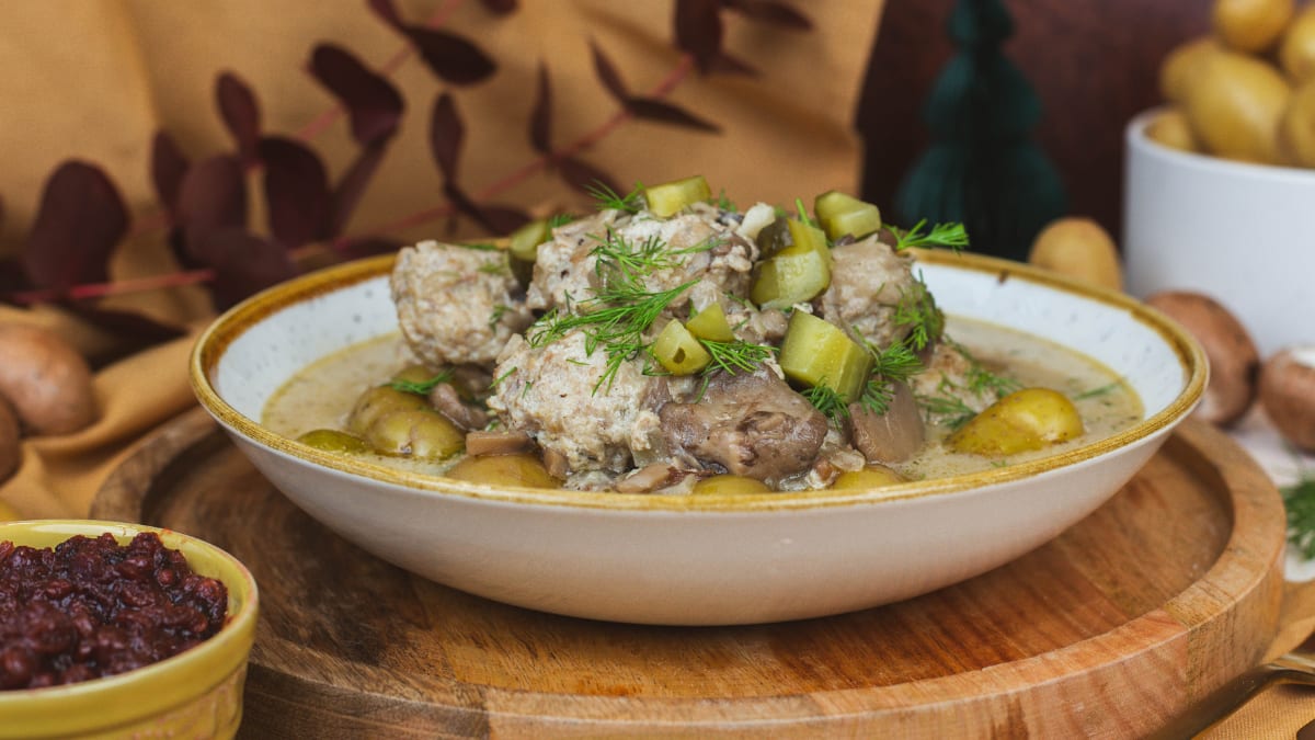 Vistas frikadeles sēņu mērcē