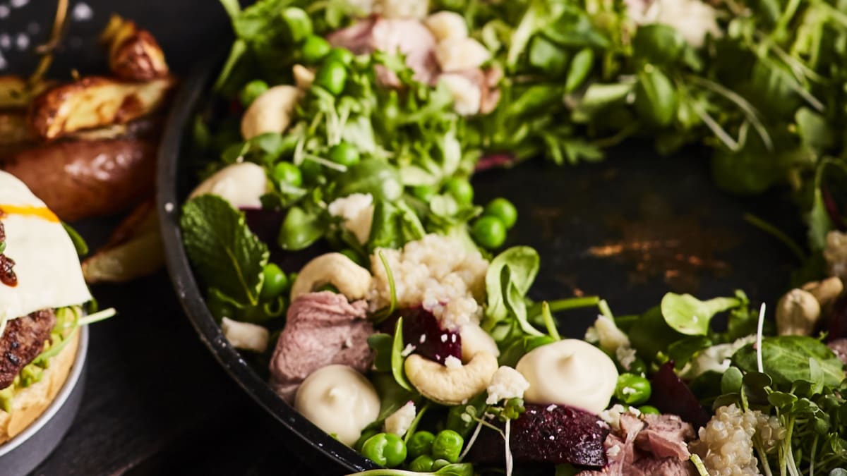 Jaukto lapu salāti ar krāsnī ceptu jēra gaļu