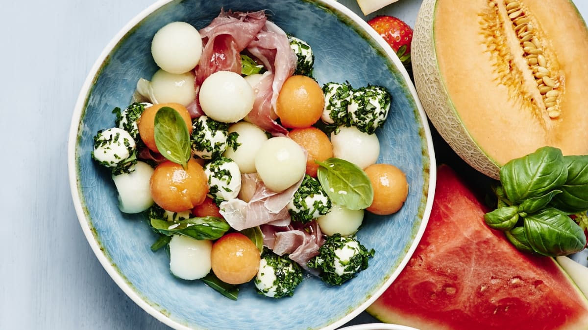 Meloņu un mocarellas bumbiņu salāti