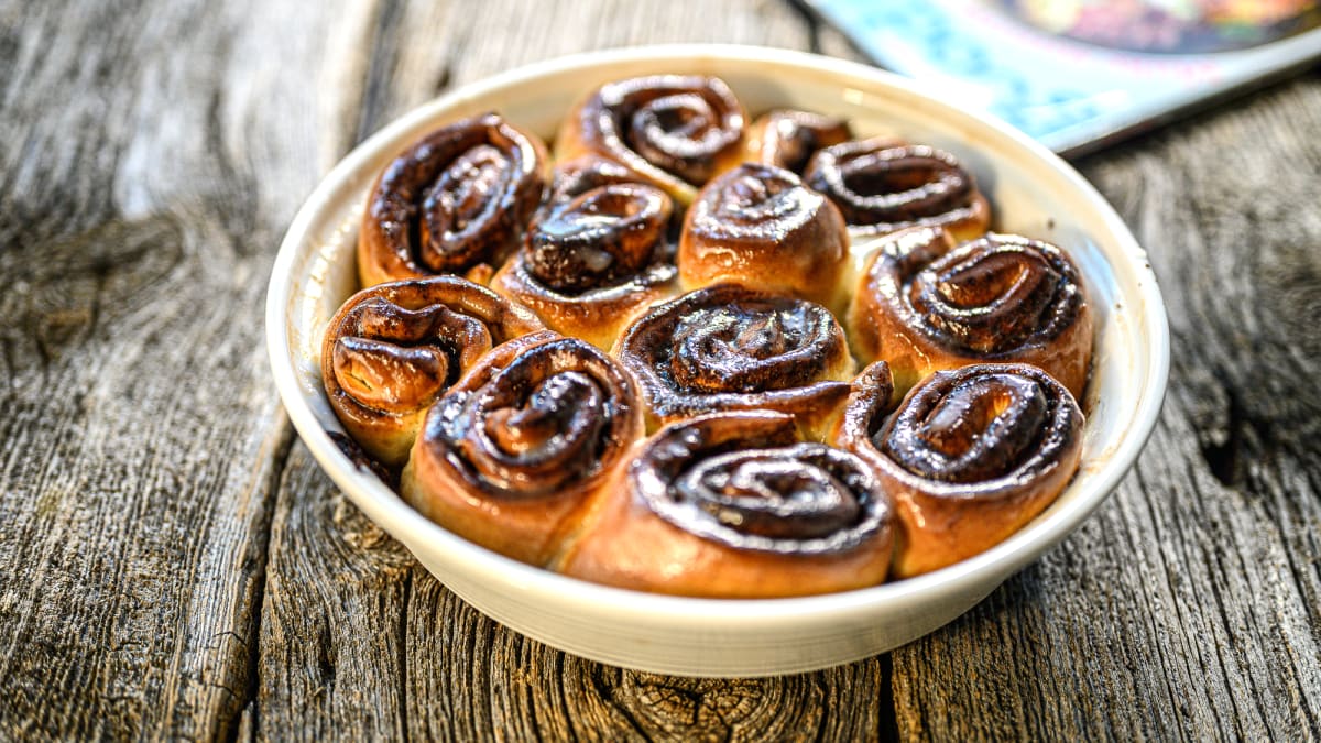 Kanēļmaizītes ar vaniļas glazūru