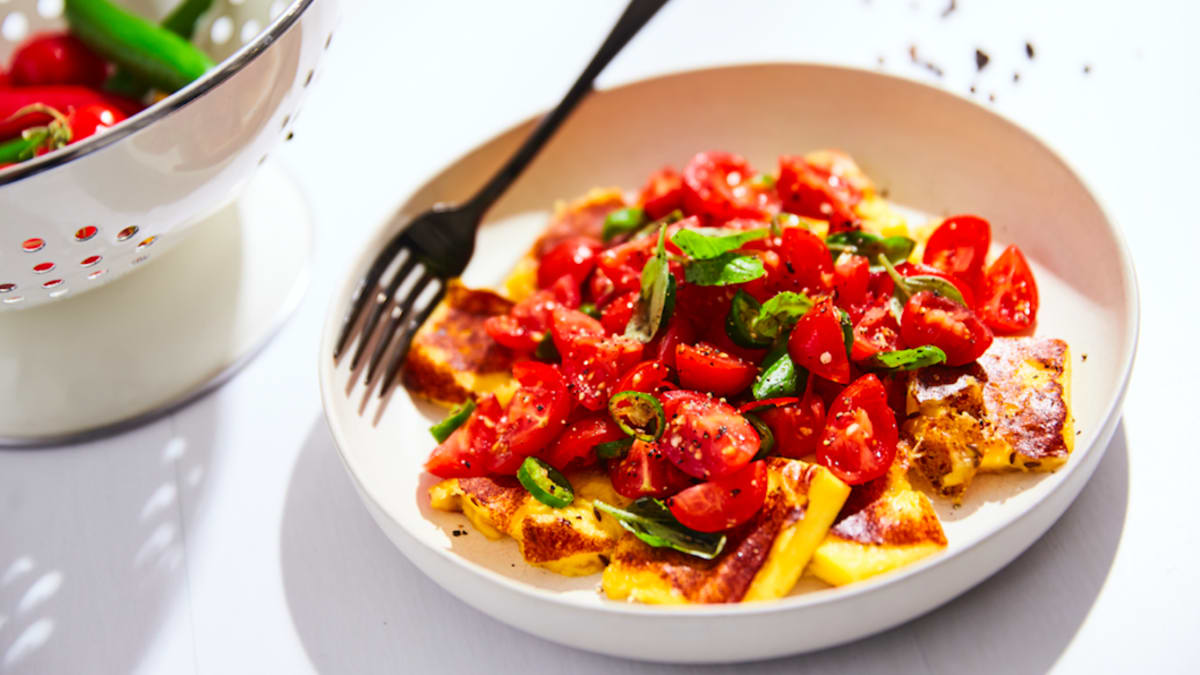 Grilēts siers ar pikantajiem tomātiem