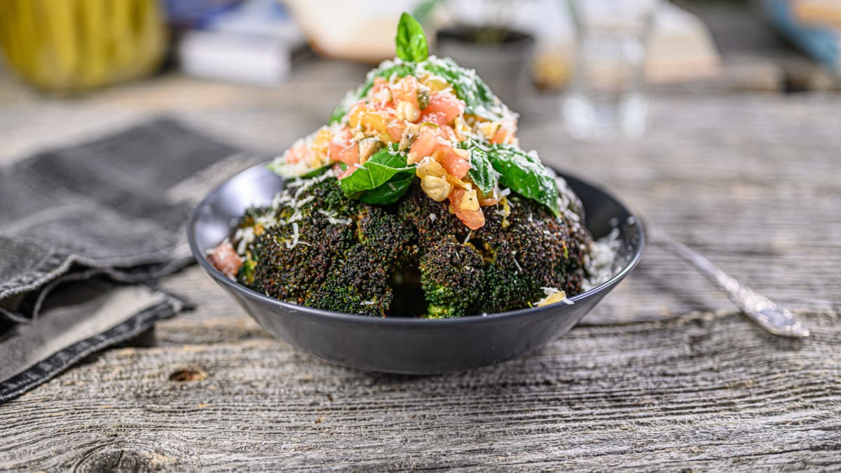 Cepts brokolis ar tomātu salsu