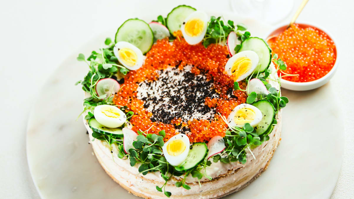 Sāļā torte ar kūpināta laša krēmu