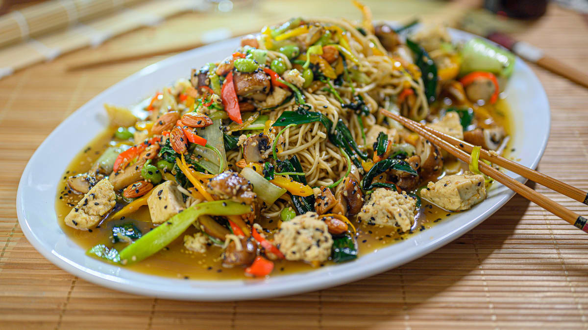 Veģetārais woks ar nūdelēm un medus mērci