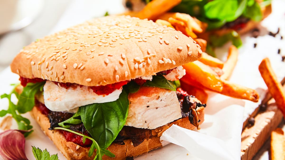 Grilētas vistas filejas burgers