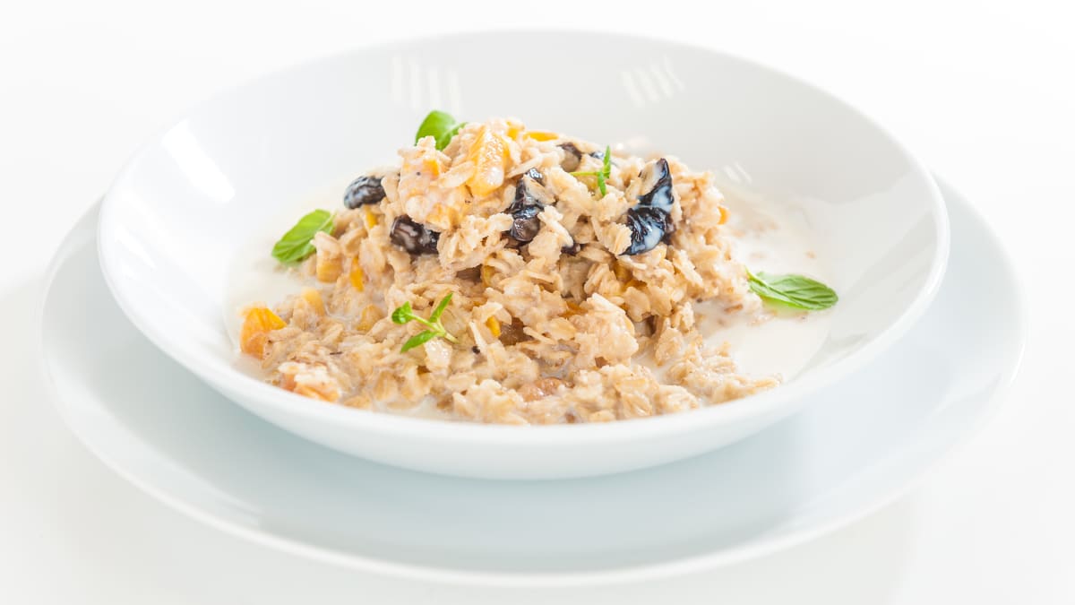 Pilngraudu auzu pārslu putra ar žāvētiem augļiem