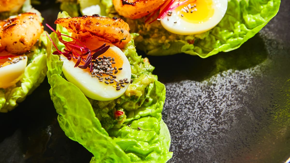 Salātu karotīte ar avokado salsu un tīģergarnelēm