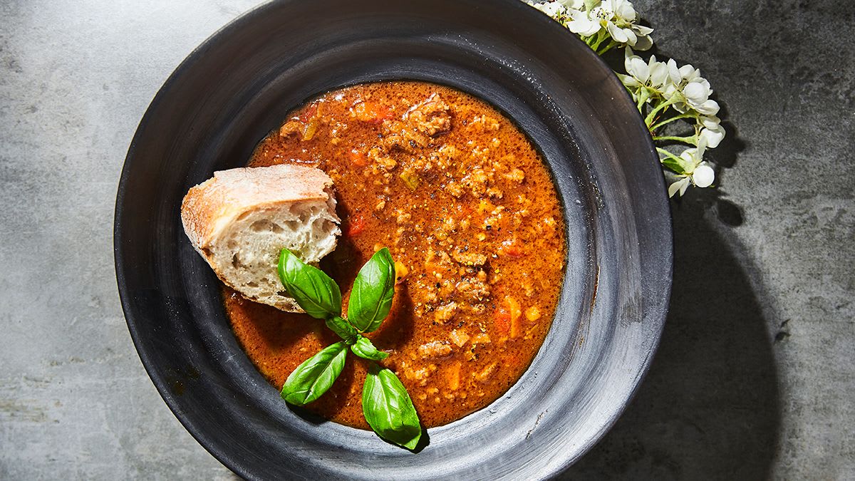 Liellopa gaļas zupa ar alu