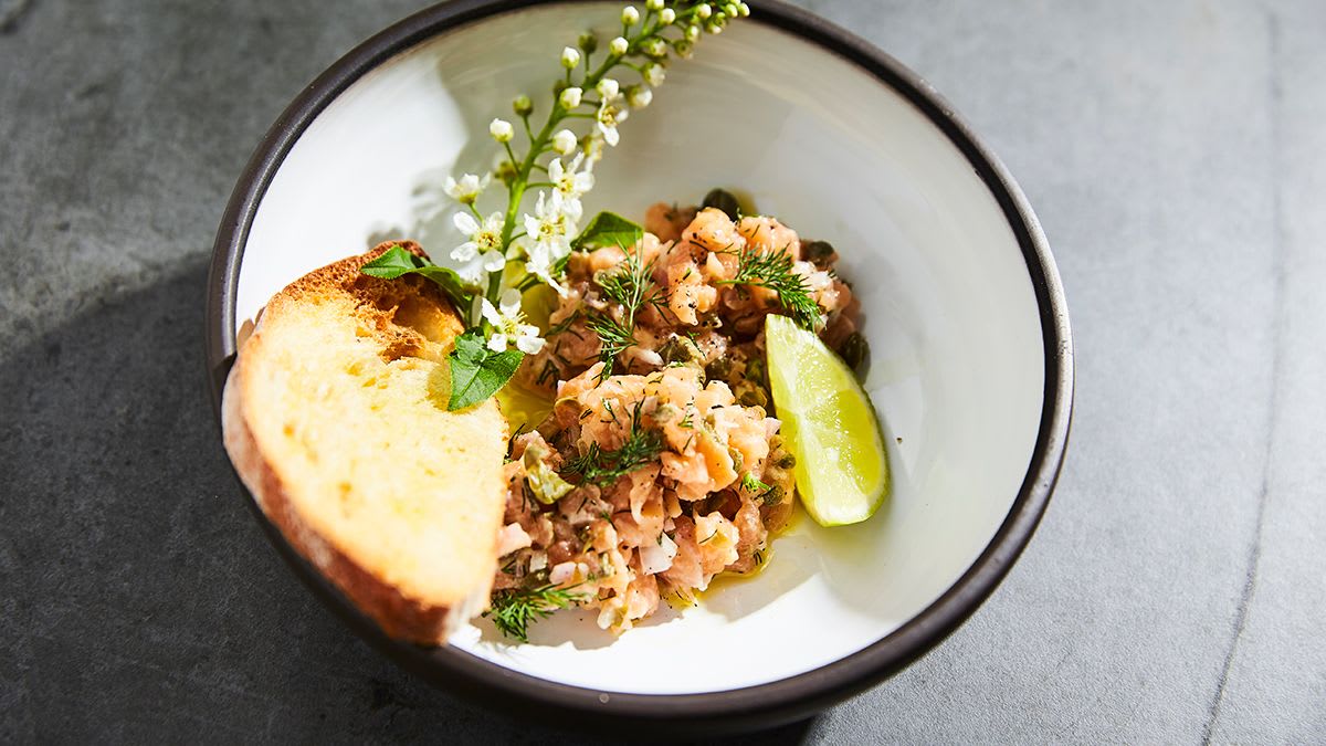 Kūpināta un svaiga laša tartars