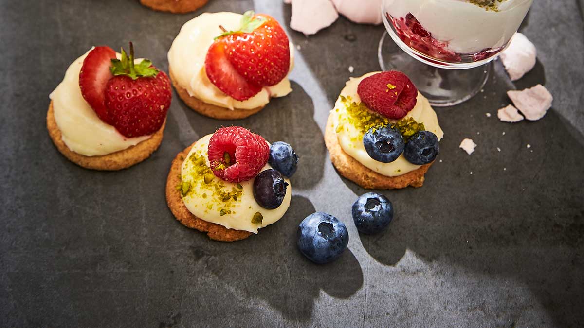 Apelsīnu cepumi ar vārīto krēmu un ogām