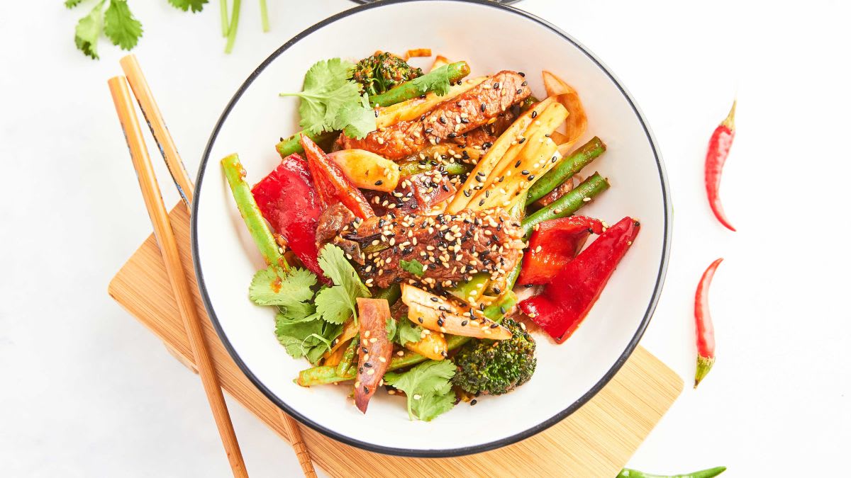 Vokpannā gatavotas steika šķēlītes ar dārzeņiem