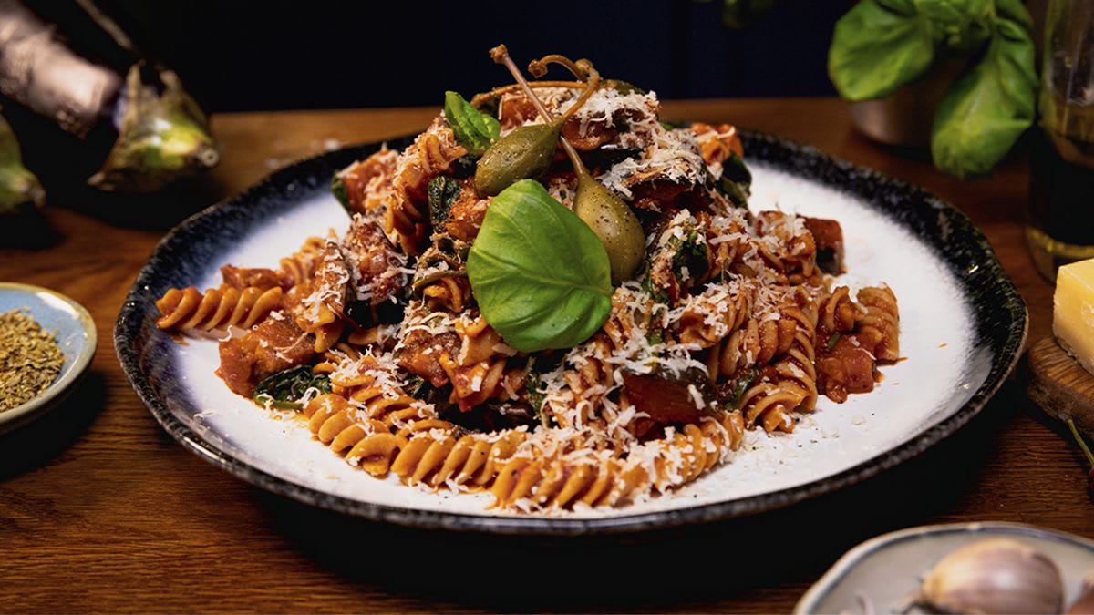 Pilngraudu pasta ar baklažāniem tomātu mērcē