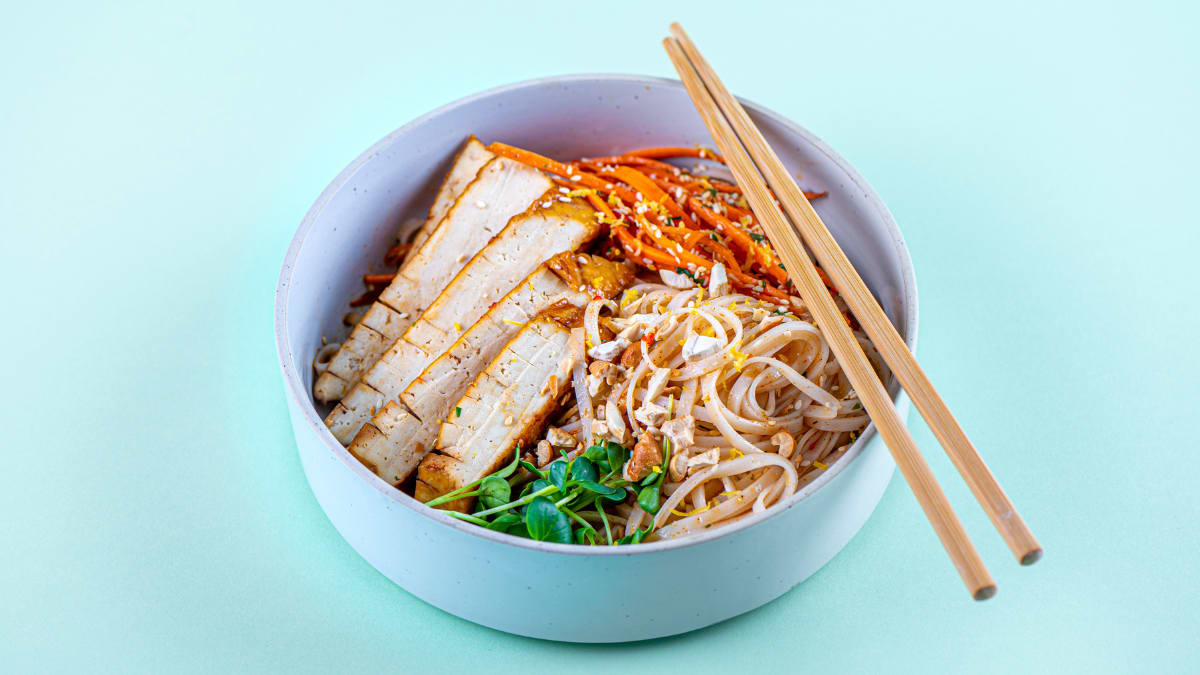 Tofu ar rīsu nūdelēm