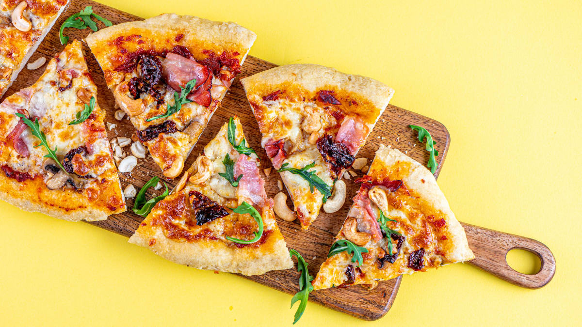 Pica ar šķiņķi un sēnēm