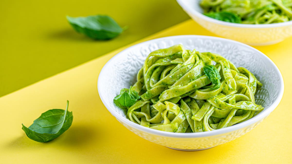Tagliatelle ar rukolas un bazilika pesto