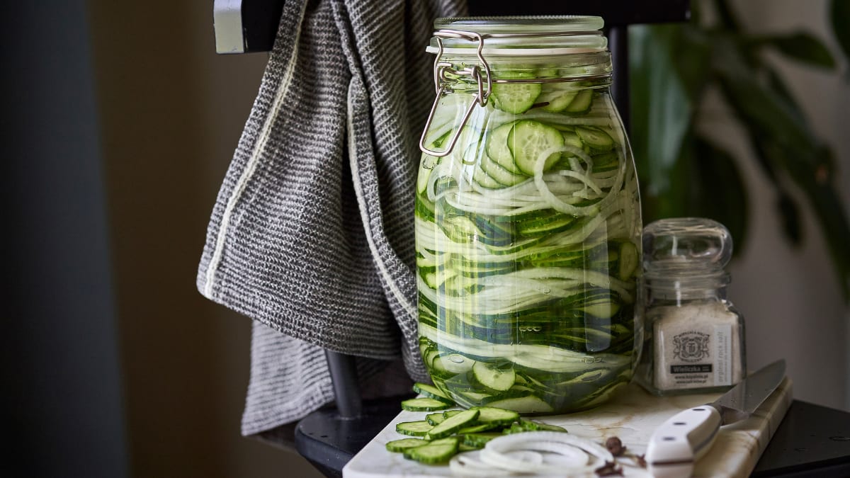 Saldie gurķi ar sīpoliem