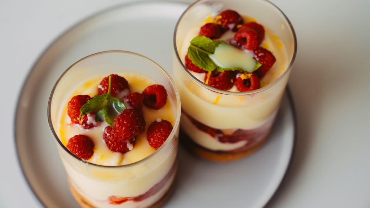 Biskvīta kūka ar ogām 