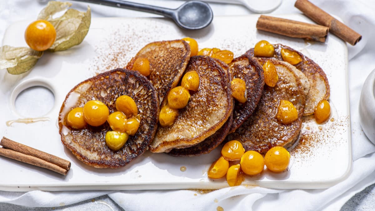 Banānu un kokosriekstu pankūkas ar fizāļu sīrupu