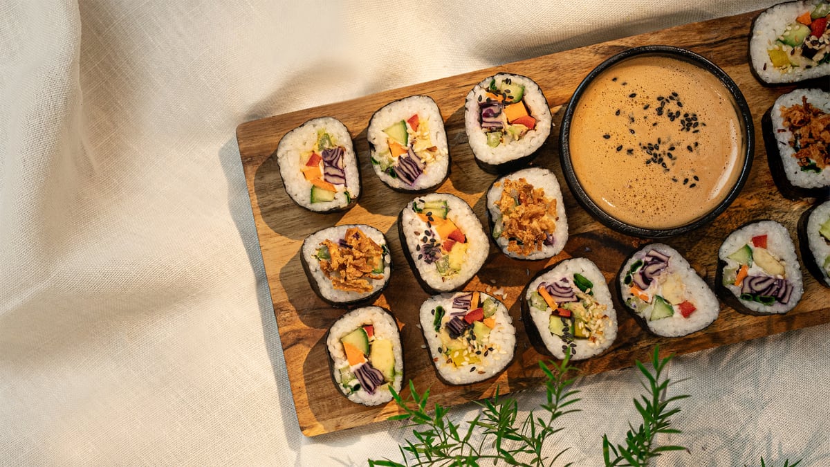 Vegānie suši ar sezama mērci