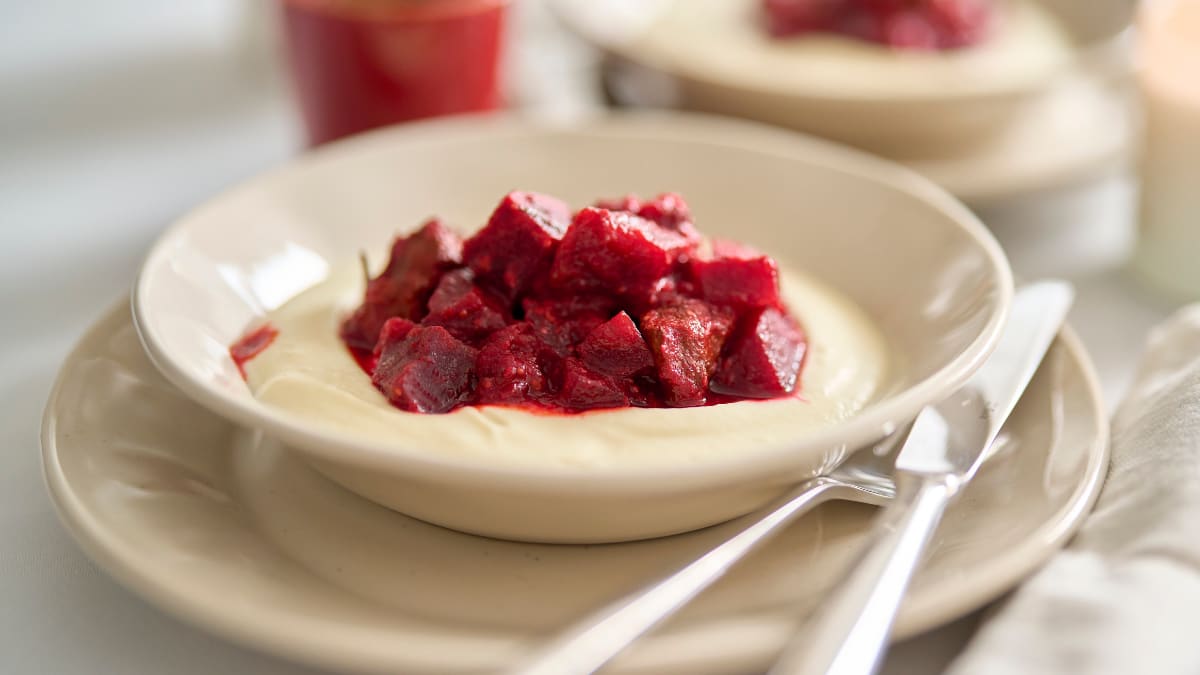 Cūkgaļas un biešu ragū ar pienā vārīto ziedkāpostu biezeni