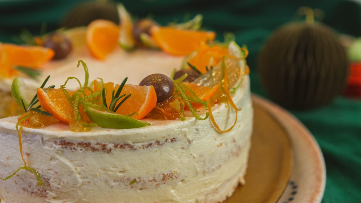 Apelsīnu kūka ar baltās šokolādes krēmu un apelsīnu želeju