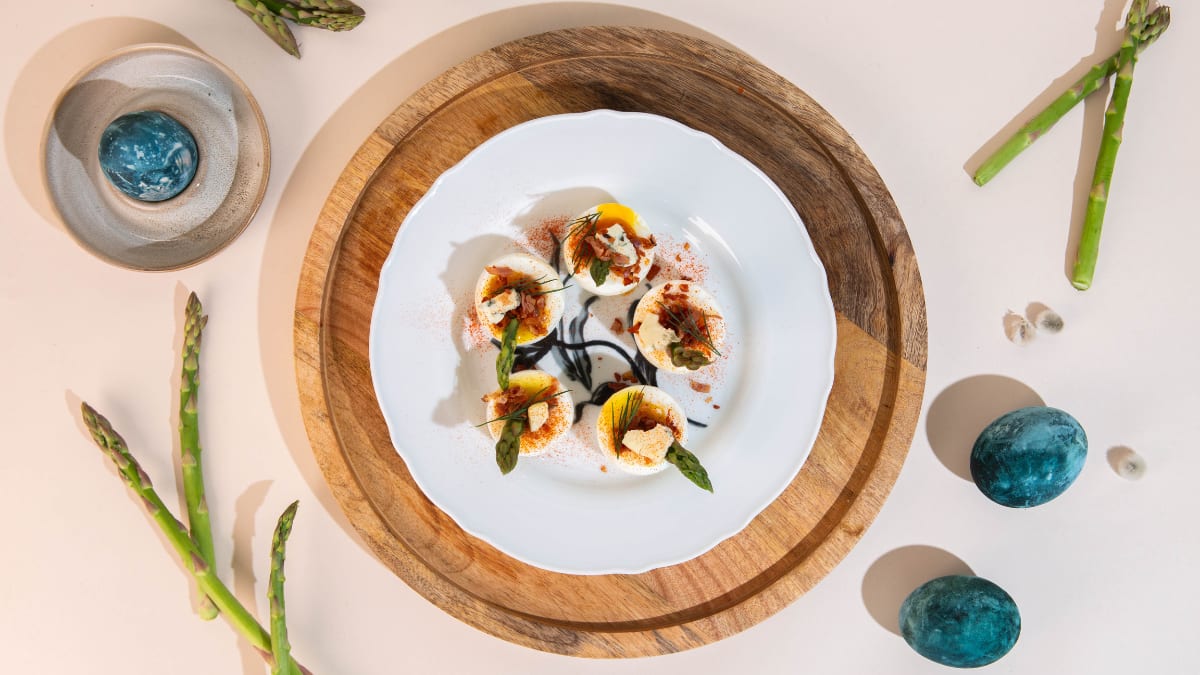 Pildītas olas ar sparģeļiem un zilo sieru