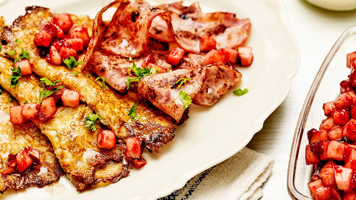 Turku zirņu un kāpostu pankūkas ar brūkleņu un ābolu salātiem.