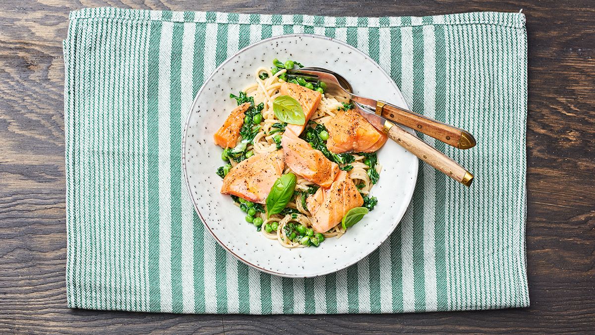 Krāsnī cepts lasis ar lapu kāpostiem, zirnīšiem, spageti un baziliku