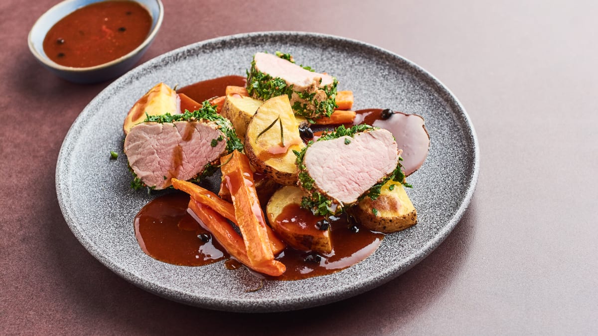 Cūkgaļas fileja ar krāsnī ceptiem dārzeņiem