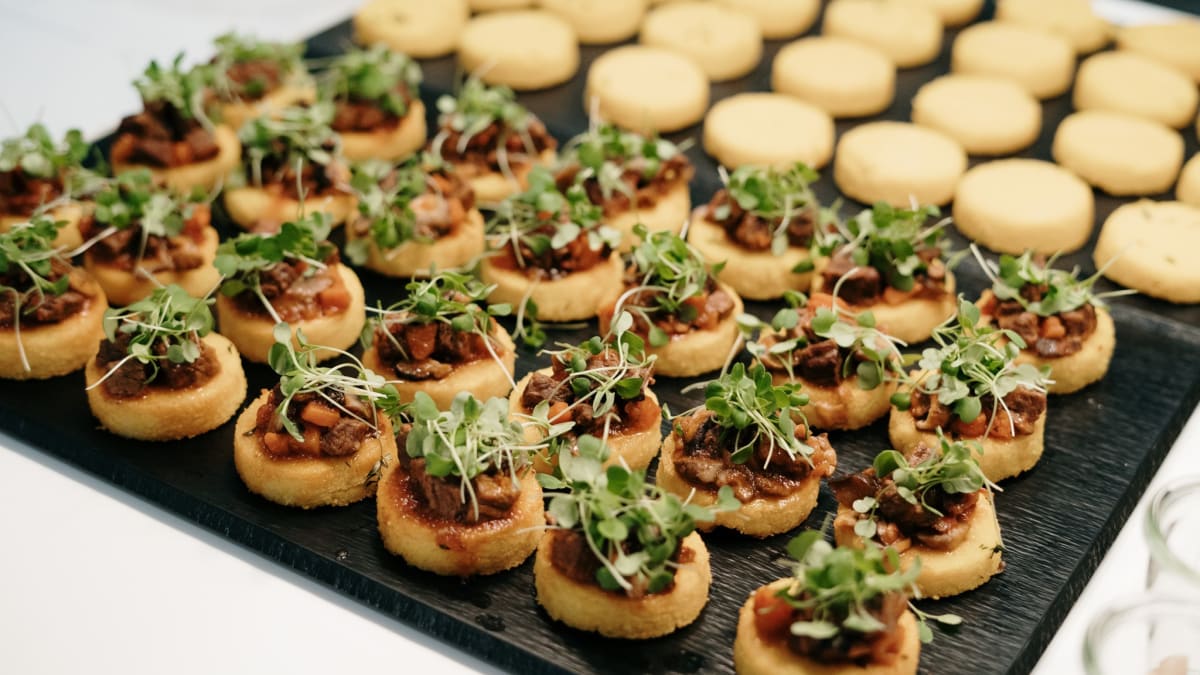 Polentas un liellopa gaļas uzkodas