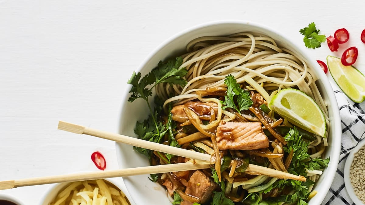 Lasis terijaki mērcē ar olu nūdelēm