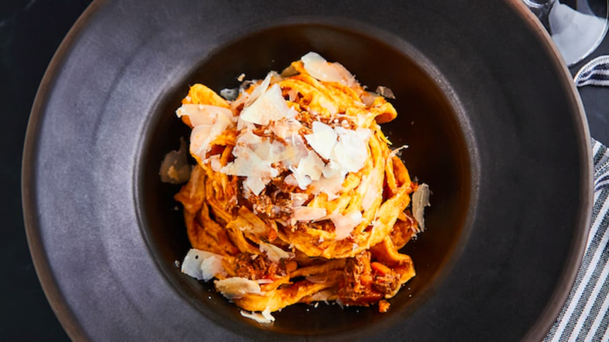 Tagliatelle ar liellopa gaļu un Parmas sieru