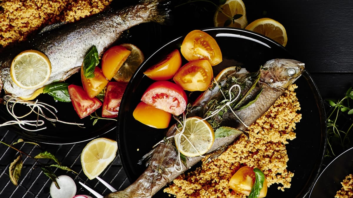 Garšaugos cepta varavīksnes forele ar kuskusu un tomātiem