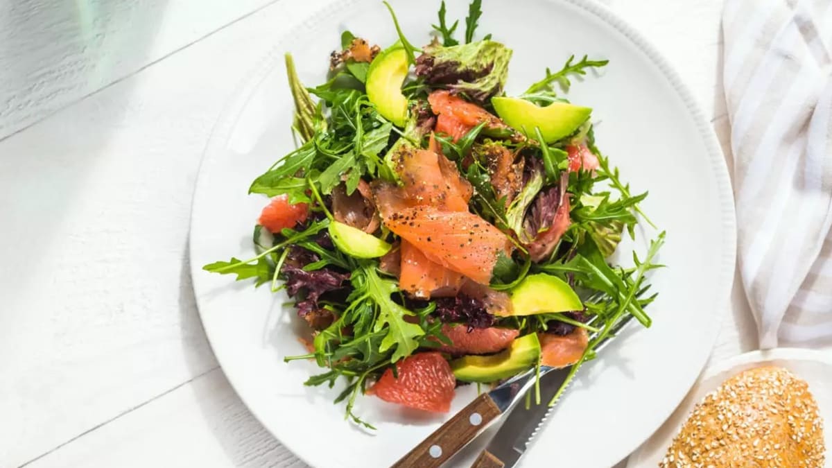 Salāti ar greipfrūtu un lasi