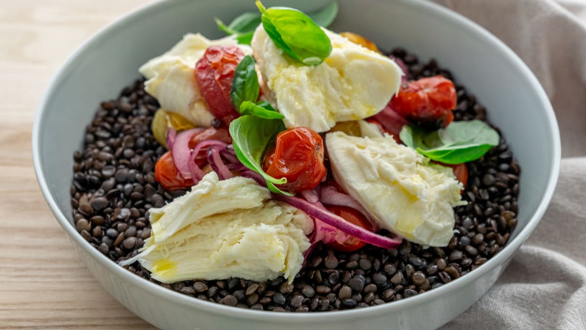 Beluga lēcu salāti ar mozzarella sieru