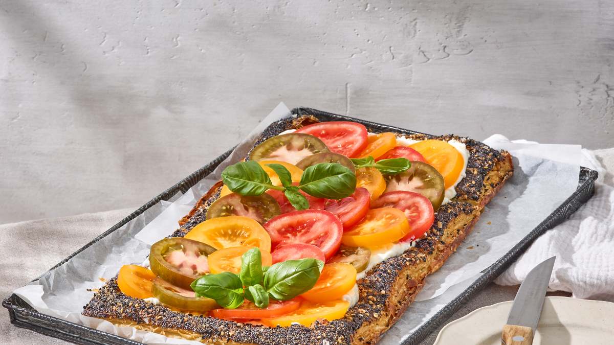 Svaigā tarte ar putotu krēmsieru un sezonas tomātiem  