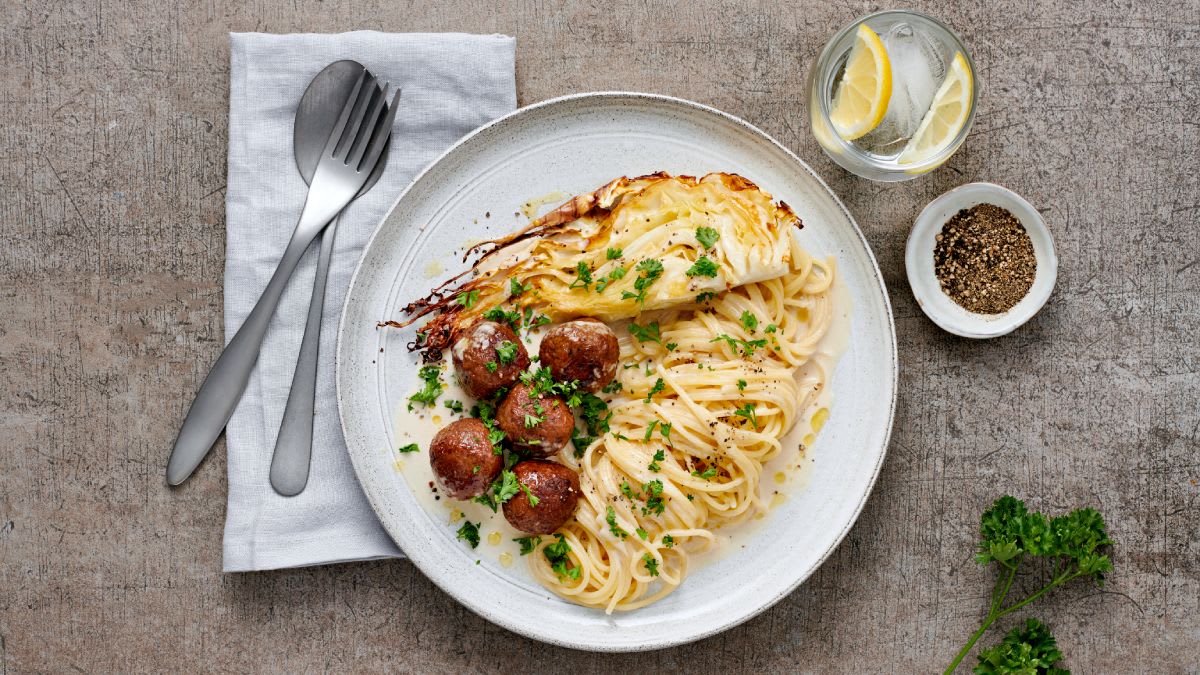 Vegāniskās bumbiņas ar parmezāna mērci un smailajiem kāpostiem