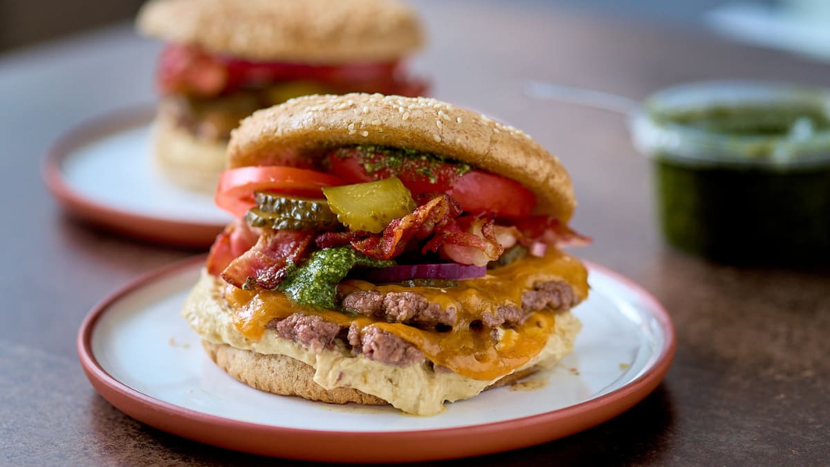 Dubultais smashburgers ar čedaras sieru
