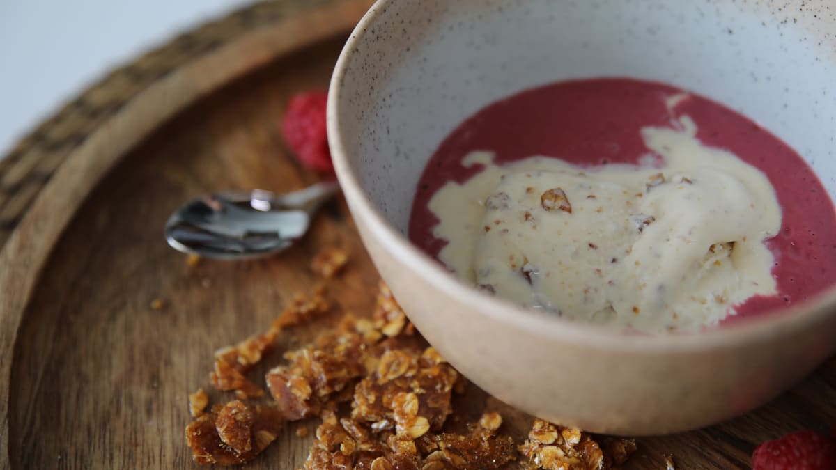 Griljāžas saldējums ar aveņu un tahini mērci