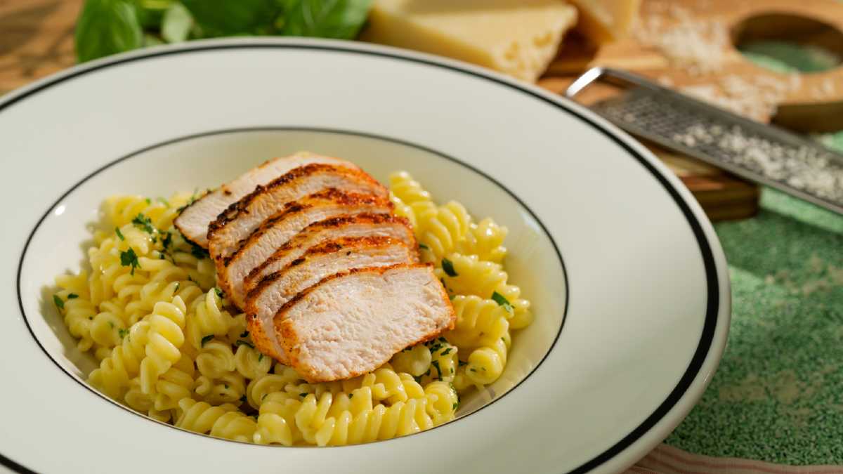 Fusilli Alfredo ar grilētu vistas fileju
