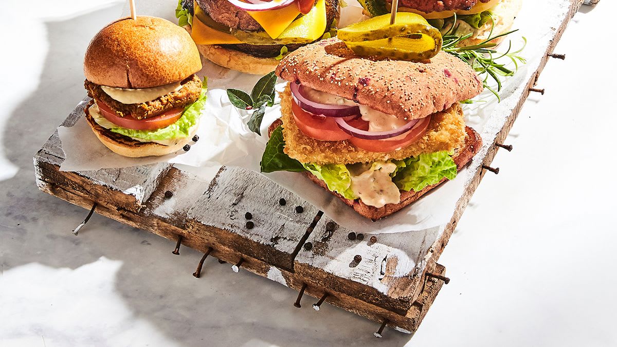 Panēta tofu burgers ar sinepju-gurķu mērci