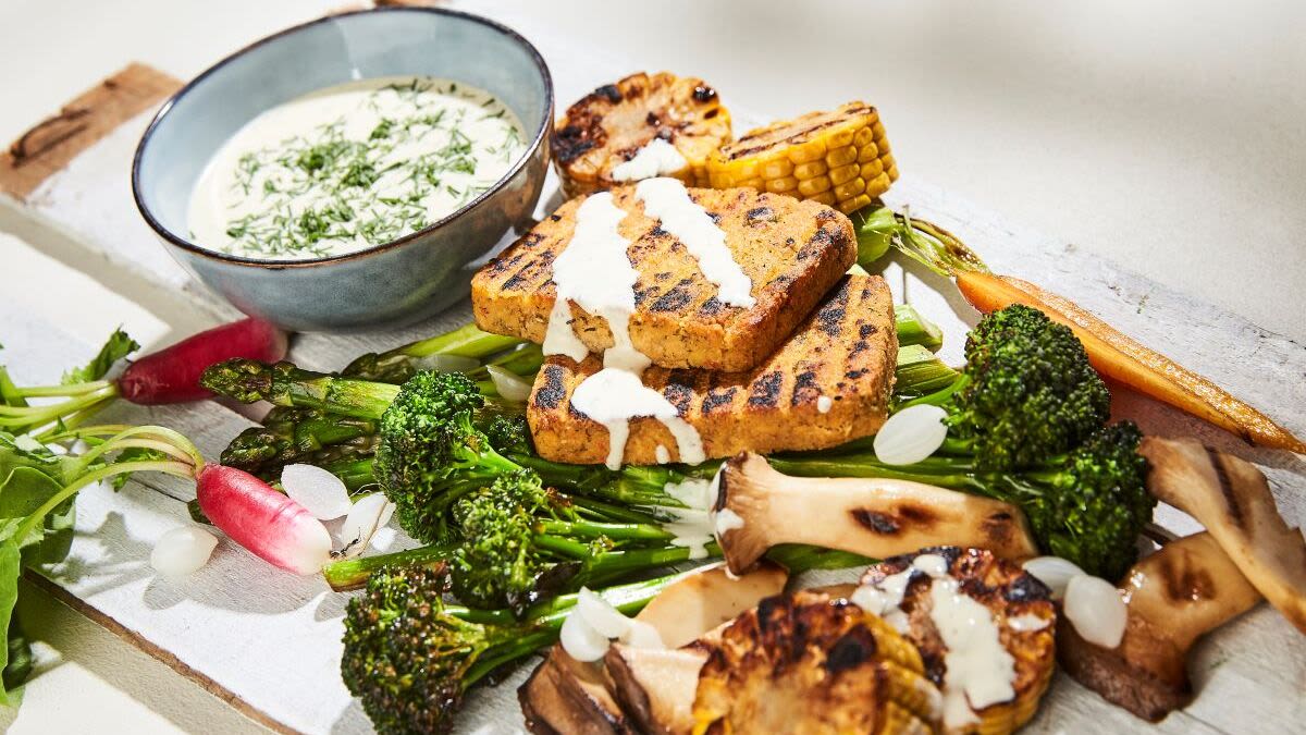 Tofu cepetis ar ķiploku mērci un grilētiem dārzeņiem