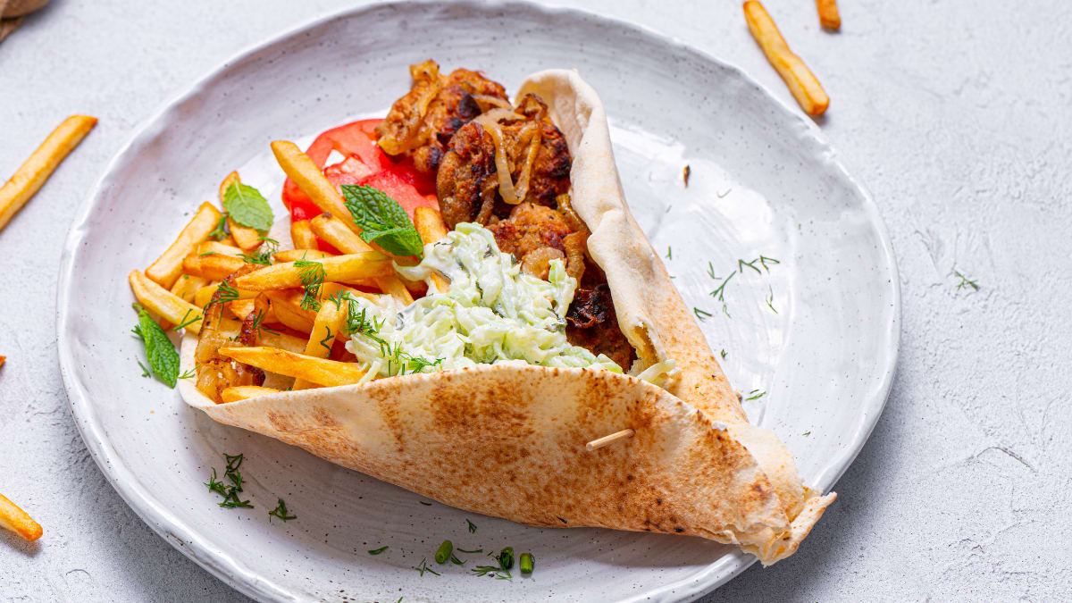 Pitas maize ar sojšļiku un tzadziki mērci
