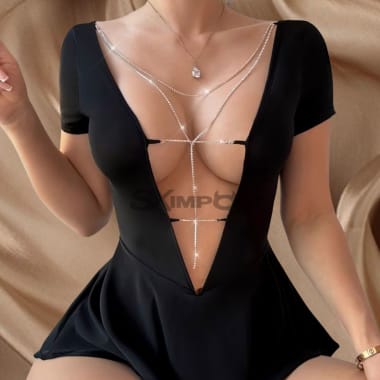 VESTIDO NEGRO DE FALTA ELEVADA