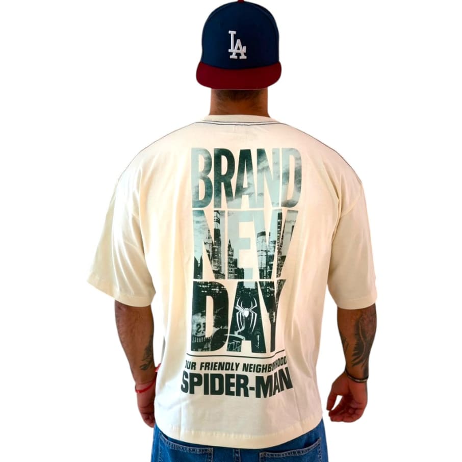 POLO BOXY FIT HOMBRE SPIDERMAN BRAND NEW DAY MARFIL