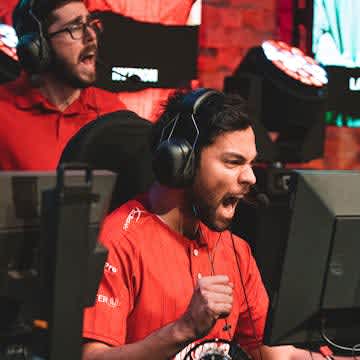Clutch retorna hoje com confronto entre RED Canids e DETONA