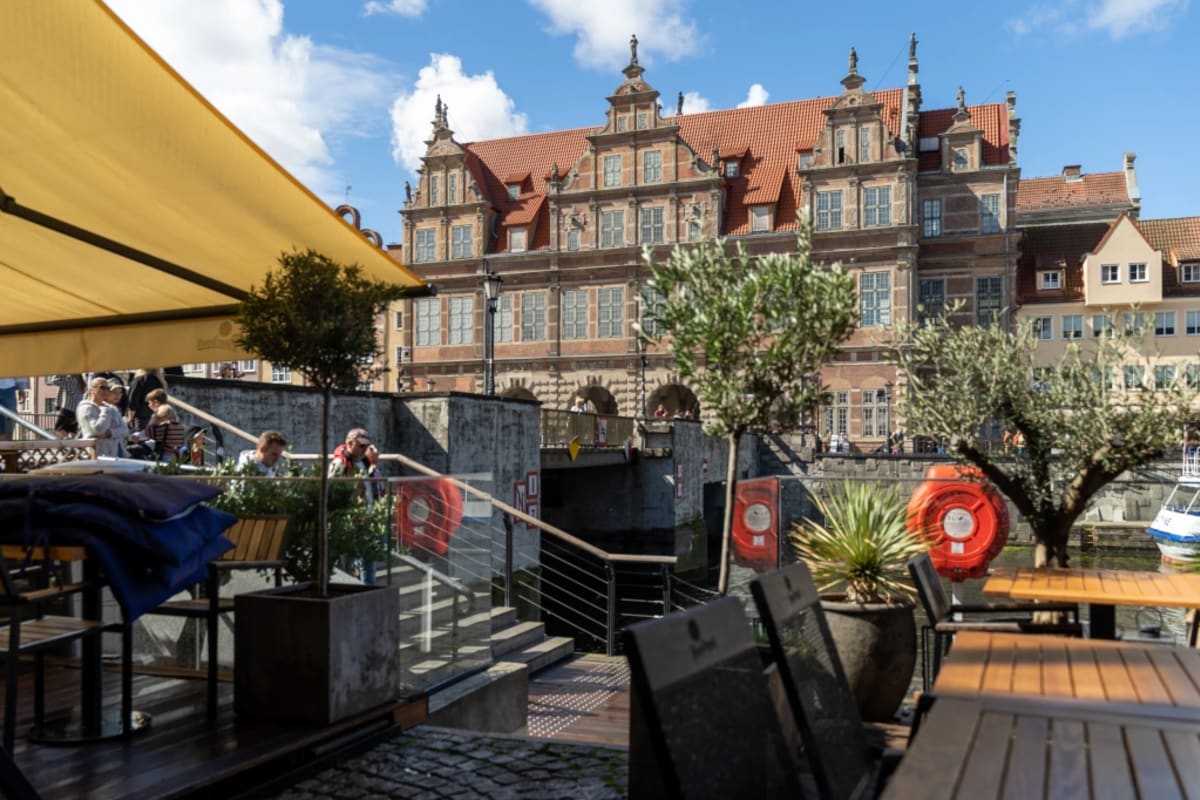 Taras Riverside nad Motławą z widokiem na Zieloną Bramę w Gdańsku
