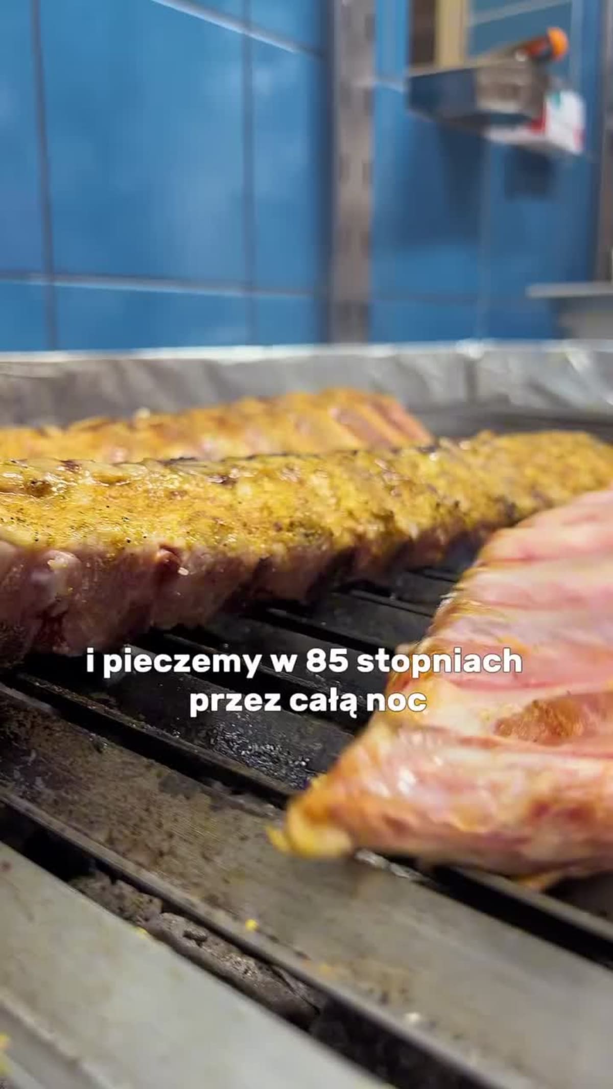 Żeberka na grillu w kuchni Riverside przed nocnym pieczeniem w 85°C